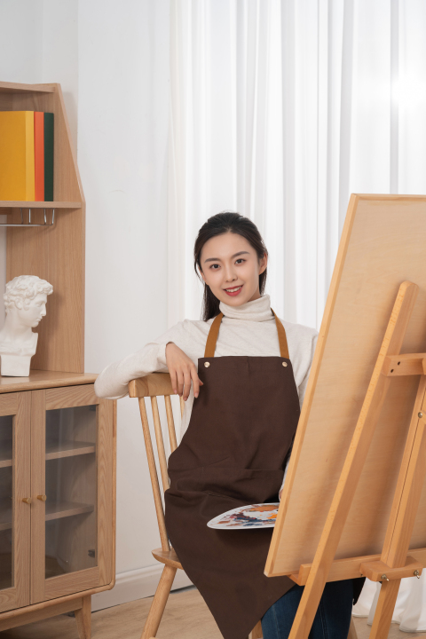 绘画中的女老师实拍图版权图片下载