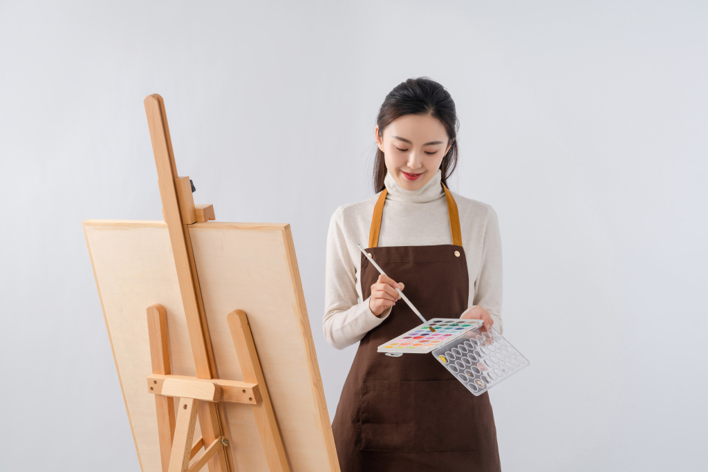 可爱女孩画画实拍图版权图片下载