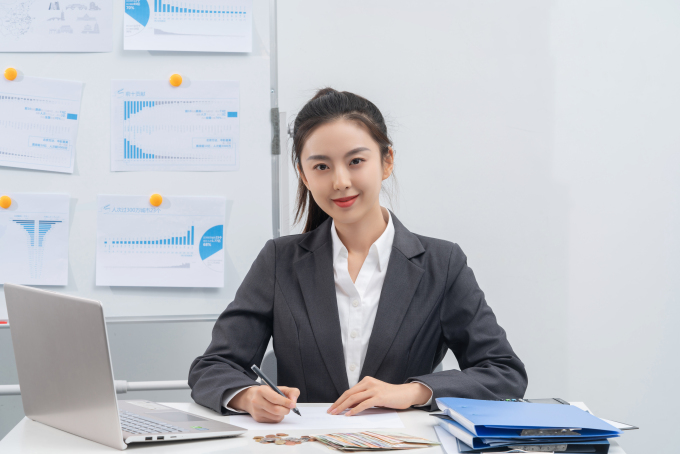 坐姿端正得体的女白领实拍图