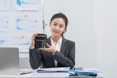 微笑展示计算器的优秀会计实拍图