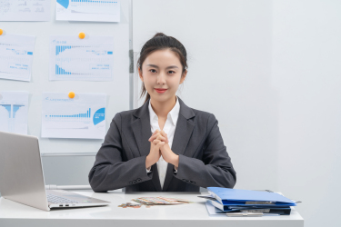 双手紧握的端正坐姿的白领实拍图