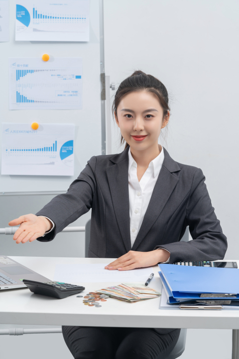 职场女性请坐手势实拍图版权图片下载