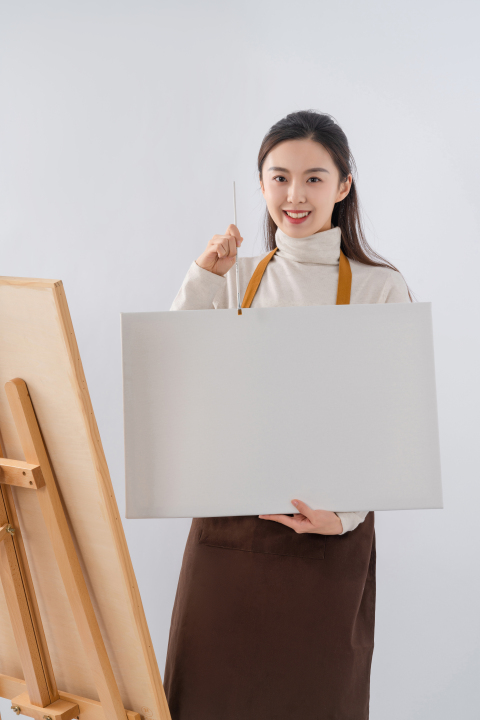 女学生手拿画纸高清图版权图片下载