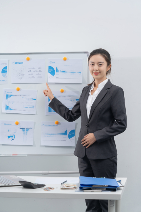 形态衣着得体的女白领实拍图版权图片下载