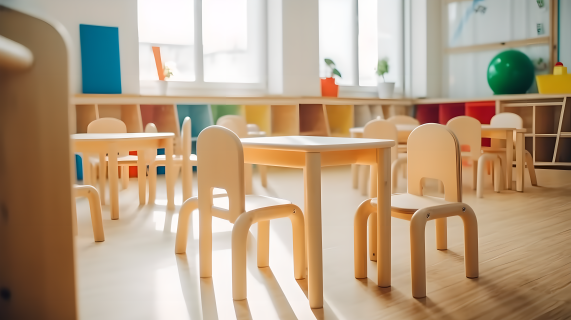 幼儿园教室小朋友桌椅摄影图