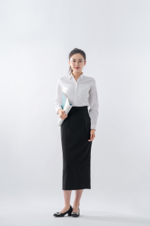女老师身穿白衬衣长裙实拍图