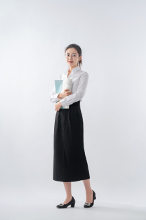 抱着书本的女老师摄影图