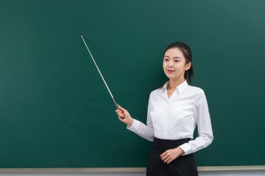 穿白衬衣的地理老师实拍图