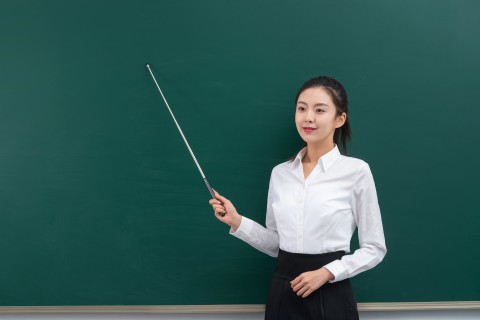 穿白衬衣的地理老师实拍图