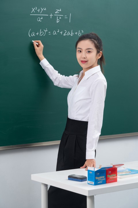 数学老师讲解公式高清图版权图片下载