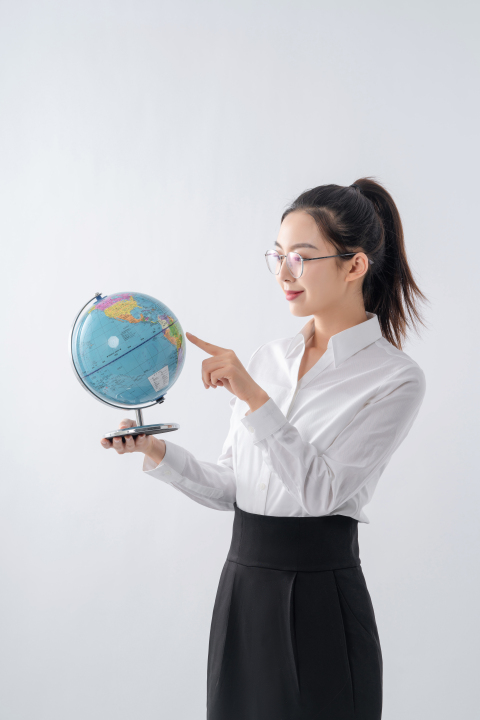 查看地球仪的地理老师高清图版权图片下载