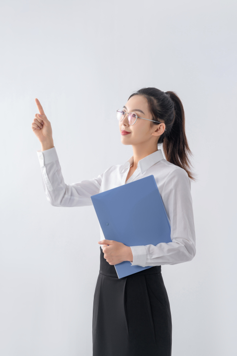 手拿蓝色文件夹的女老师高清图版权图片下载
