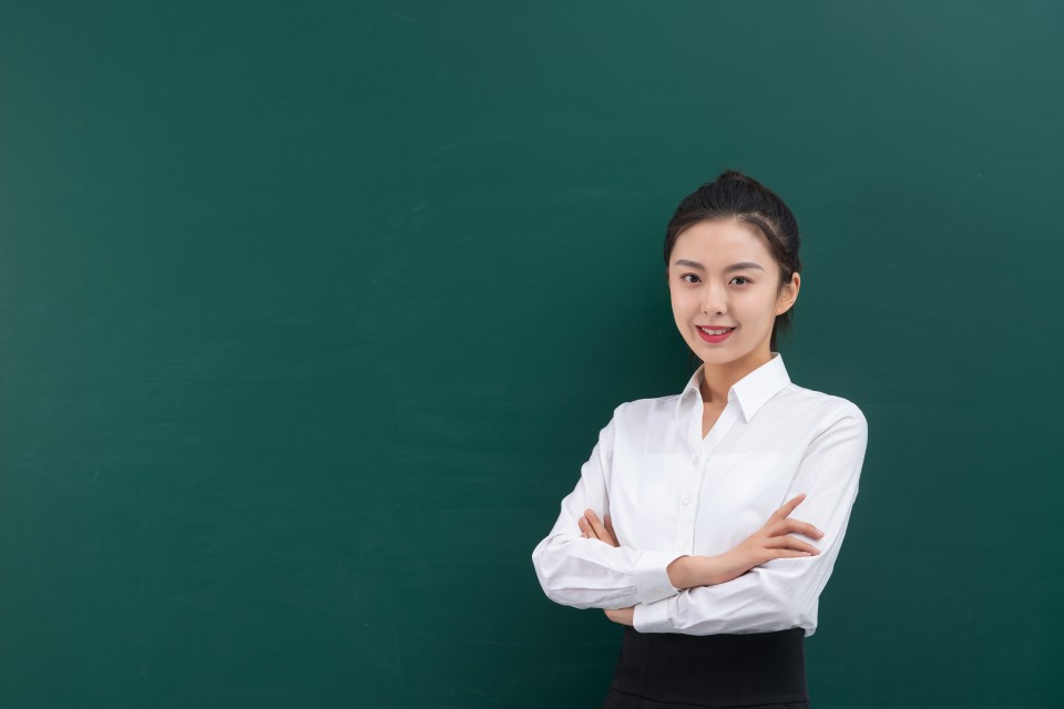 微笑的年轻女老师近景高清图