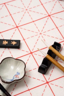 毛毡垫上摆放书法工具实拍图