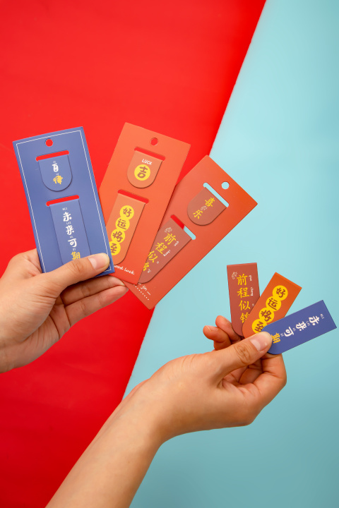 手拿励志加油书签高清图版权图片下载