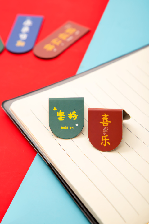 放在笔记本上面的书签图版权图片下载