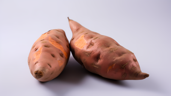 两个香甜可口的红薯美食摄影图