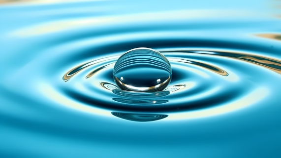 水滴与水珠交汇的平静水面摄影图
