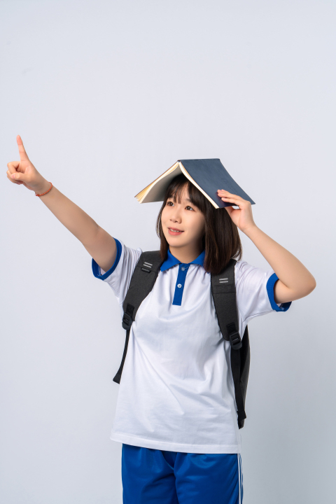 看远方的女学生实拍图版权图片下载