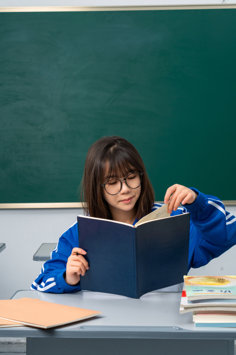 抱着课本看书的女生高清图版权图片下载