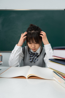 女高中生思考数学题实拍图