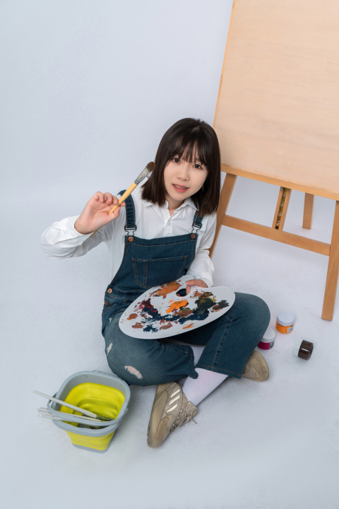 画板前画画的女学生图版权图片下载