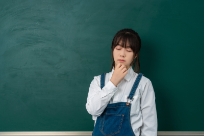 低头思考的女学生高清图