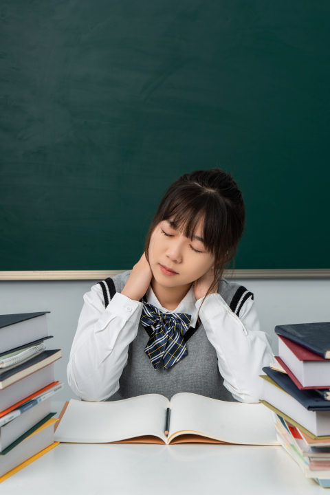 下课后疲劳的女生摄影图版权图片下载