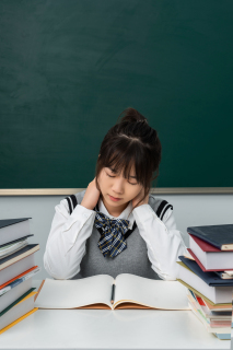学生转动学习后僵硬的脖子高清图