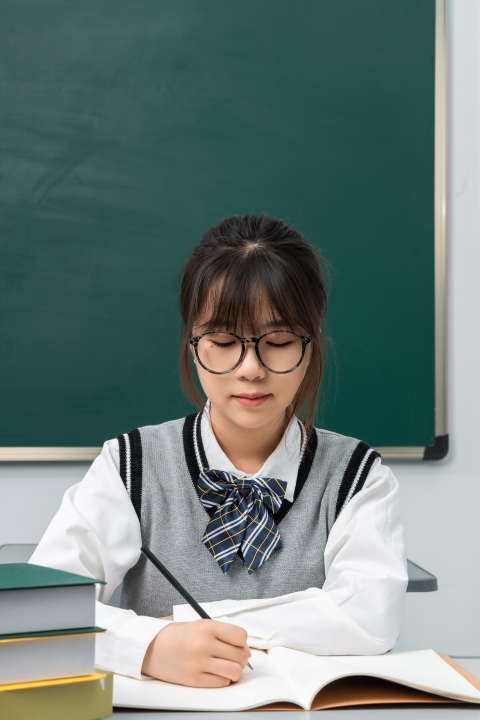 扎马尾的女生做题高清图版权图片下载