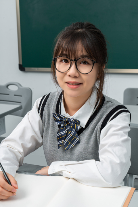 微笑的女高中生高清图版权图片下载