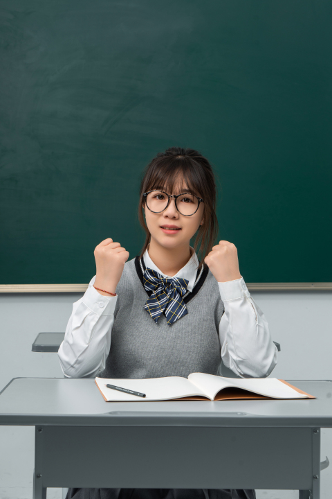 给自己加油打气的学生高清图版权图片下载