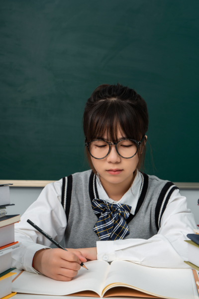 近视眼女孩子正在看书高清图