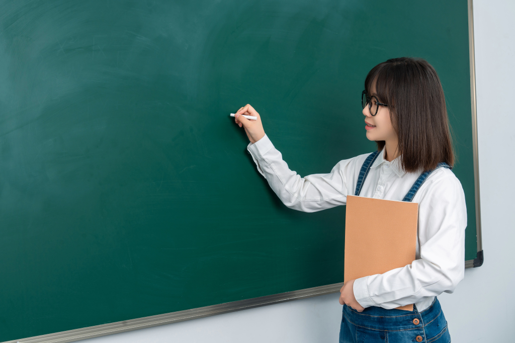 写字中的女学生版权图片下载