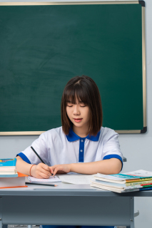奋笔疾书的学生高清图