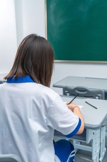 穿校服学习的女生高清图