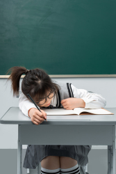 趴课桌上的女学生实拍图