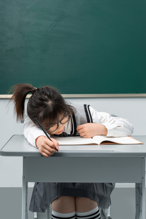 趴课桌上的女学生实拍图版权图片下载