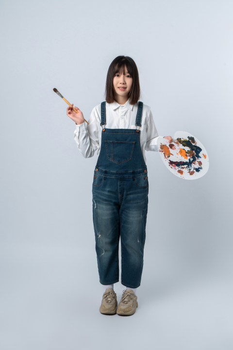 手拿画板的女学生版权图片下载
