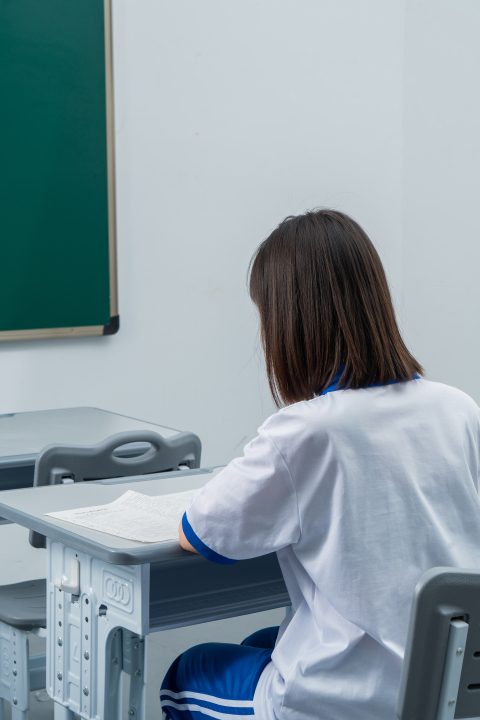 课堂上认真做笔记的女生背影高清图版权图片下载