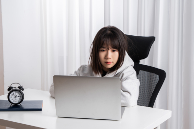 中学生认真上网课实拍图