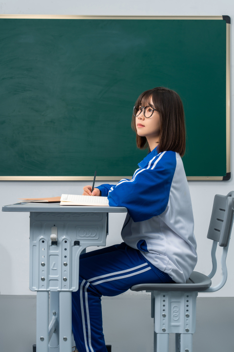 坐姿板正的女学生高清图版权图片下载