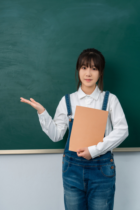 黑板前讲课的女学生图版权图片下载