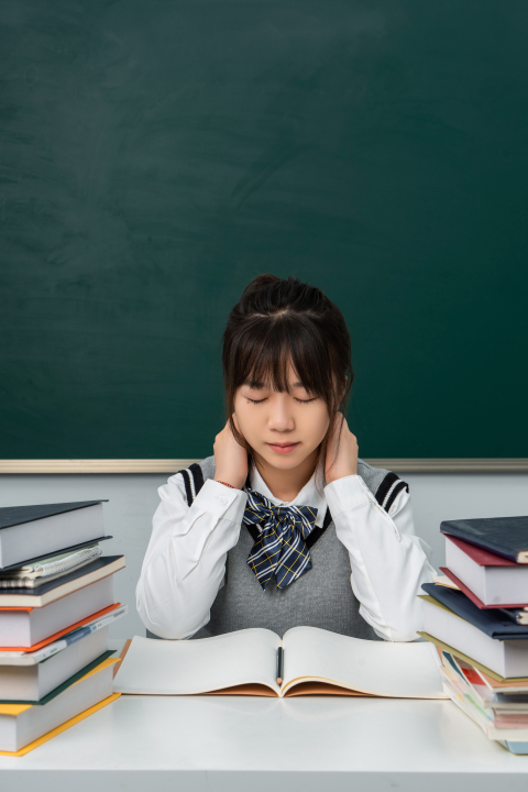 女生边放松边学习实拍图版权图片下载