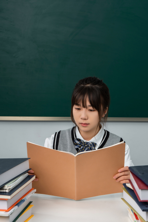 手拿课本背诵的女生高清图版权图片下载
