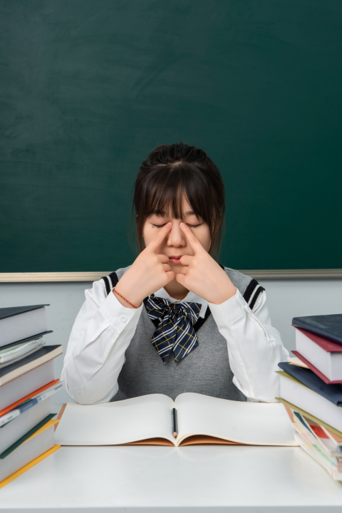 做眼保健操的高中生实拍图版权图片下载