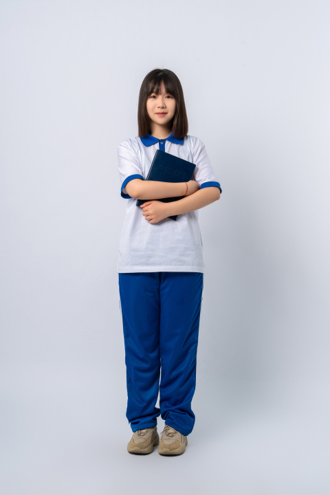 站立的女学生实拍图版权图片下载