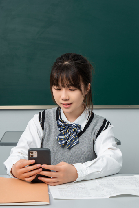 毕业生拿手机自拍高清图版权图片下载