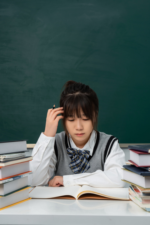 高中生学习半身照实拍图版权图片下载