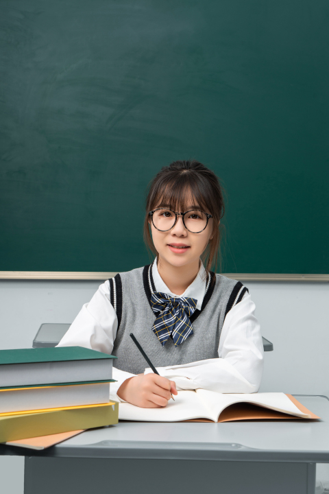 亚洲女高中生上课实拍图版权图片下载